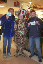 Chud�k pan� - nechat se fotit s takovejma maskama vedle sebe...