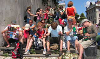 Spole�n� p�ed Hradem